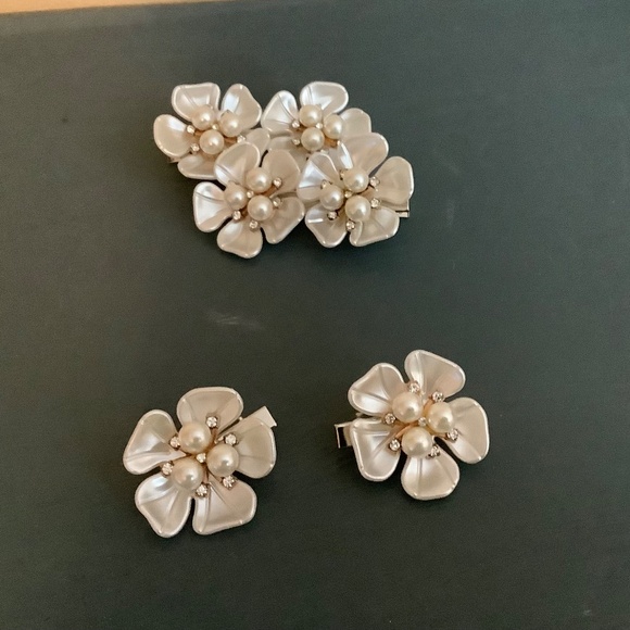 Set of 2 medium pearl flower alligator clips - Picture 4 of 8